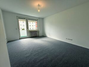 Wohnzimmer mit Balkonzugang