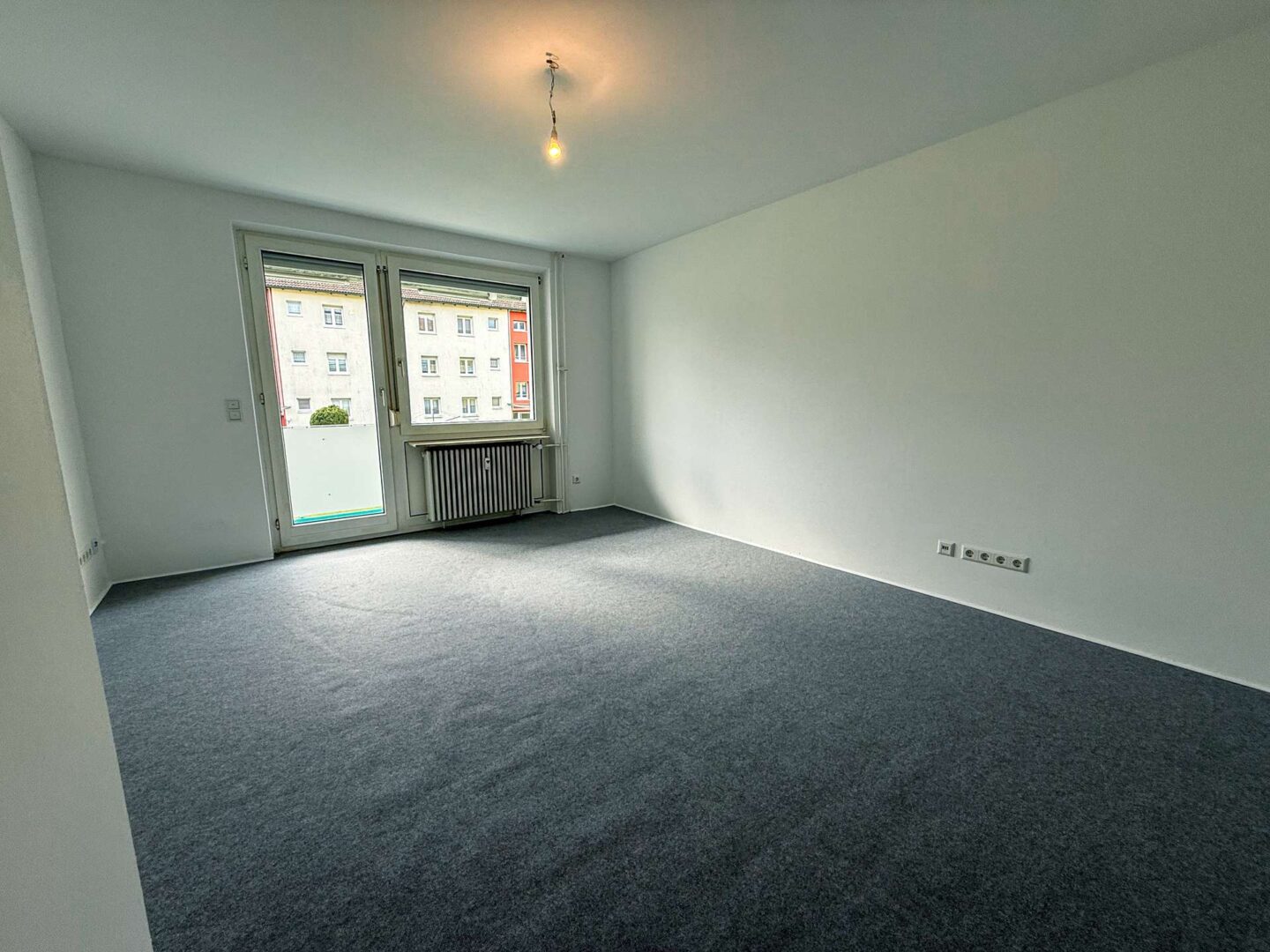 Wohnzimmer mit Balkonzugang