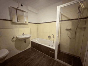 Das modernisierte Badezimmer mit Dusche und Wanne