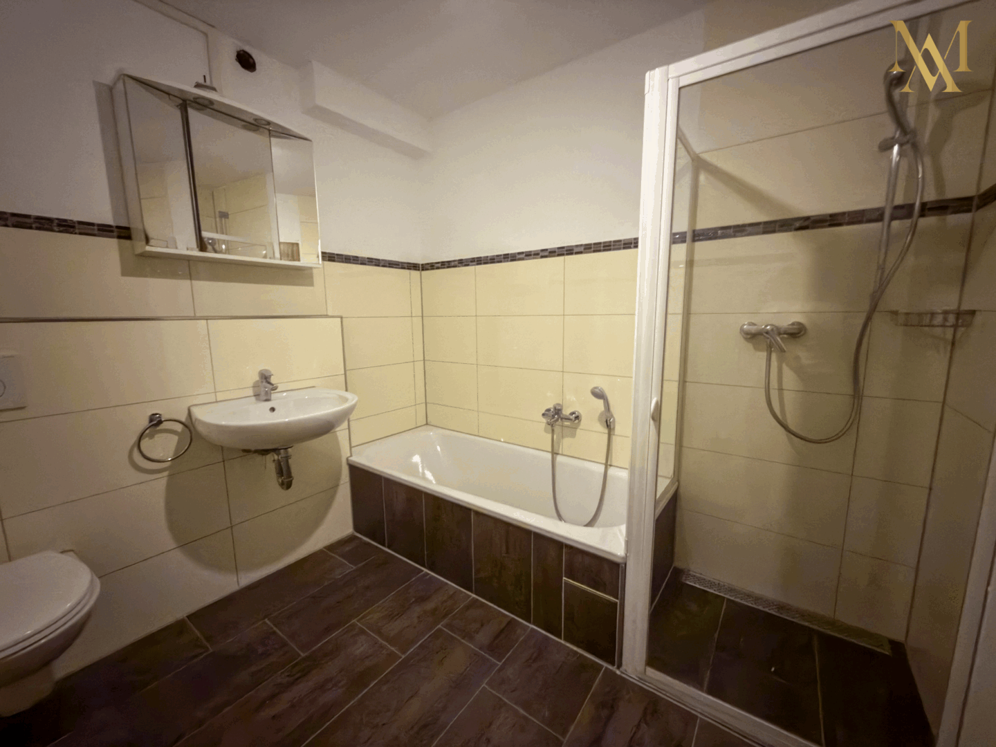 Das modernisierte Badezimmer mit Dusche und Wanne