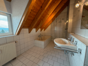 Das Tageslichtbad mit Badewanne und Dusche