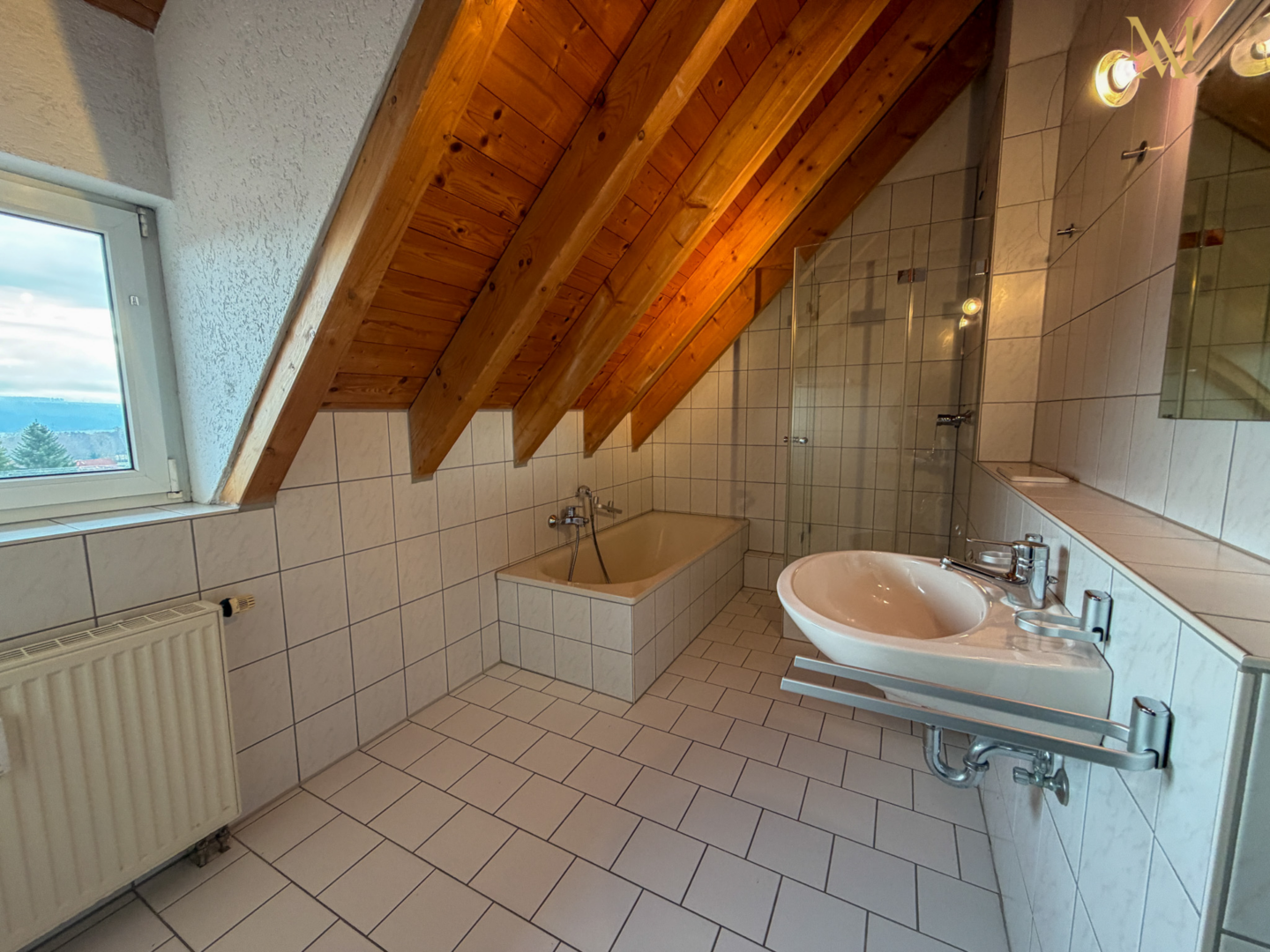 Das Tageslichtbad mit Badewanne und Dusche