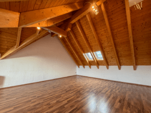 Fenster erstrahlen den Raum mit Licht