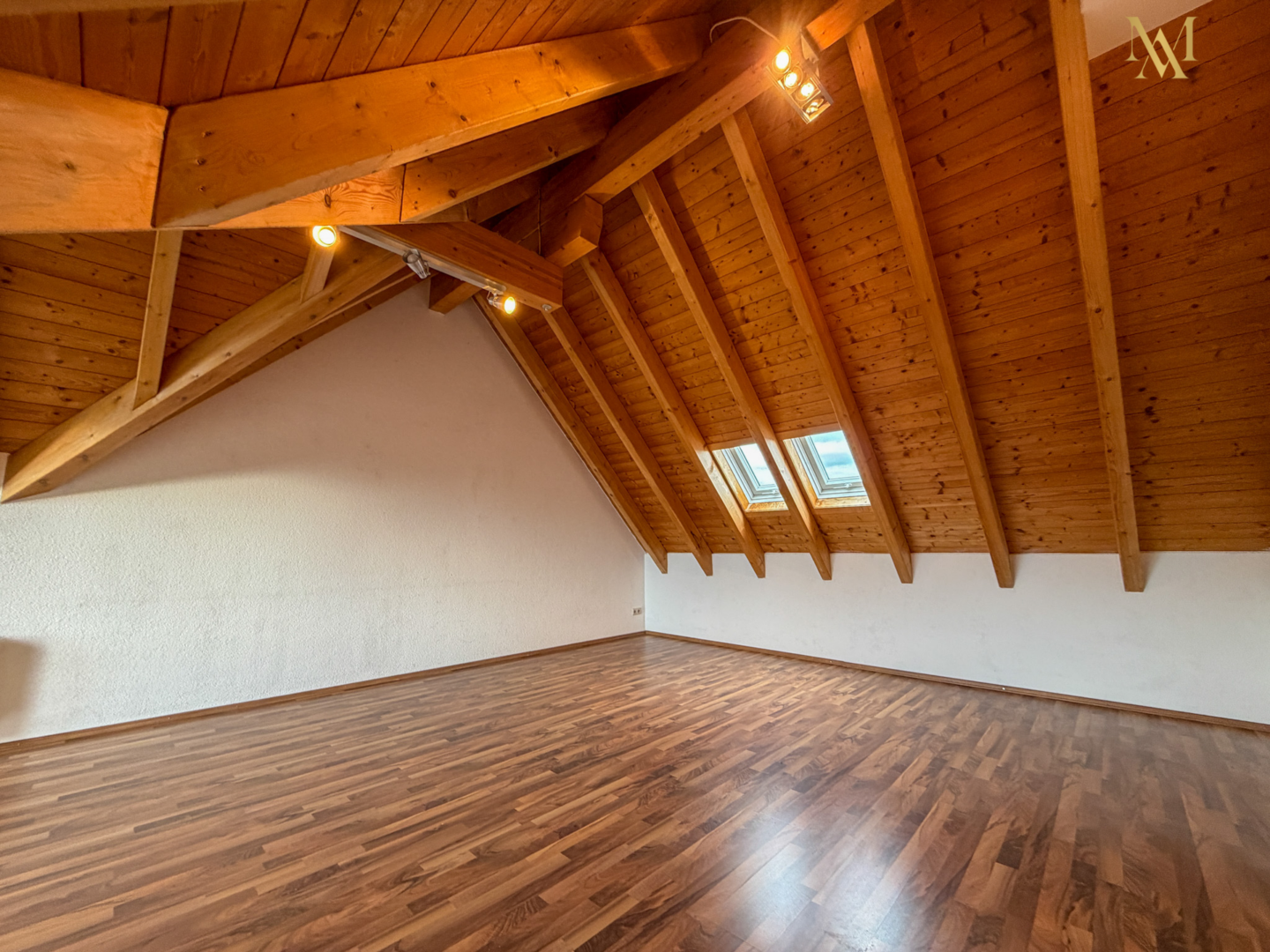 Fenster erstrahlen den Raum mit Licht