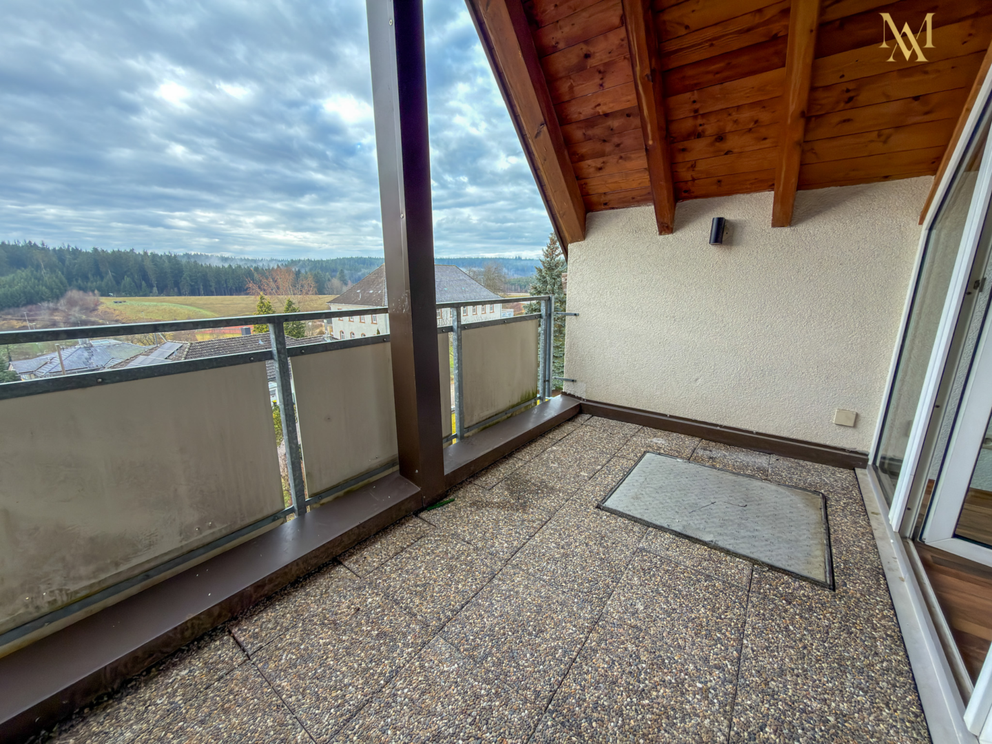 Durch das Wohnzimmer gelangen sie auf den überdachten Balkon