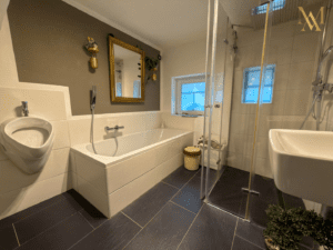 Großzügiges Tageslichtbad mit Dusche und Badewanne