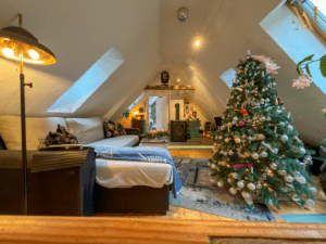 Heller Wohnbereich im Dachgeschoss