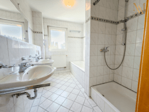 Tageslichtbad mit Wanne, Dusche und Doppelwaschbecken