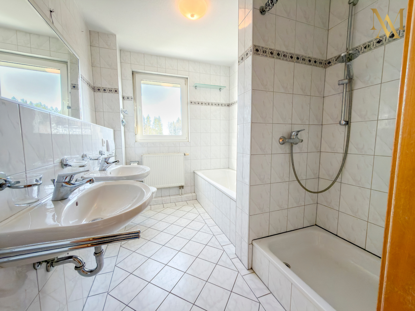 Tageslichtbad mit Wanne, Dusche und Doppelwaschbecken