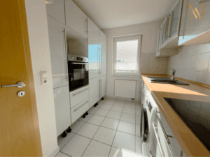 Stilvolle Einbauküche mit natürlichem Licht