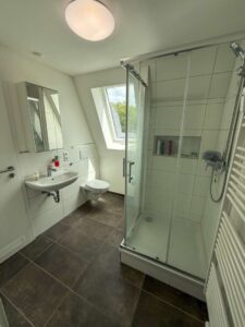 Das helle Badezimmer