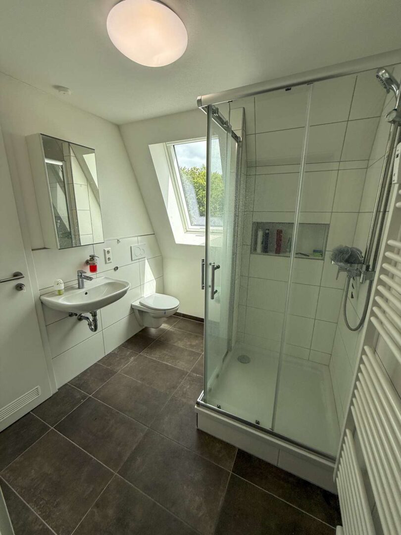 Das helle Badezimmer