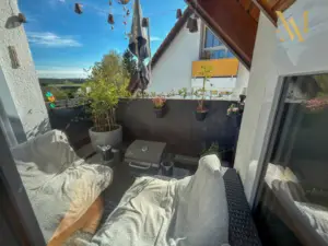Sonniger Balkon mit entspannter Atmosphäre
