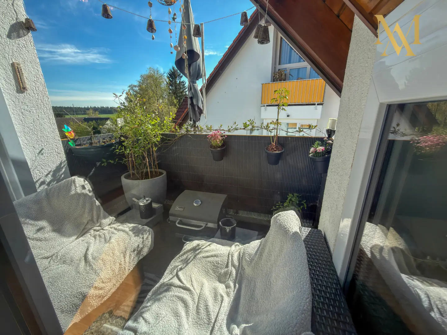 Sonniger Balkon mit entspannter Atmosphäre