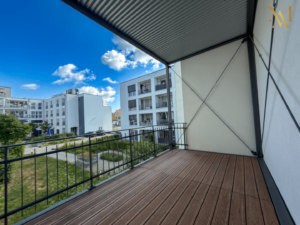 Balkon mit Blick auf die gepflegte Grünanlage