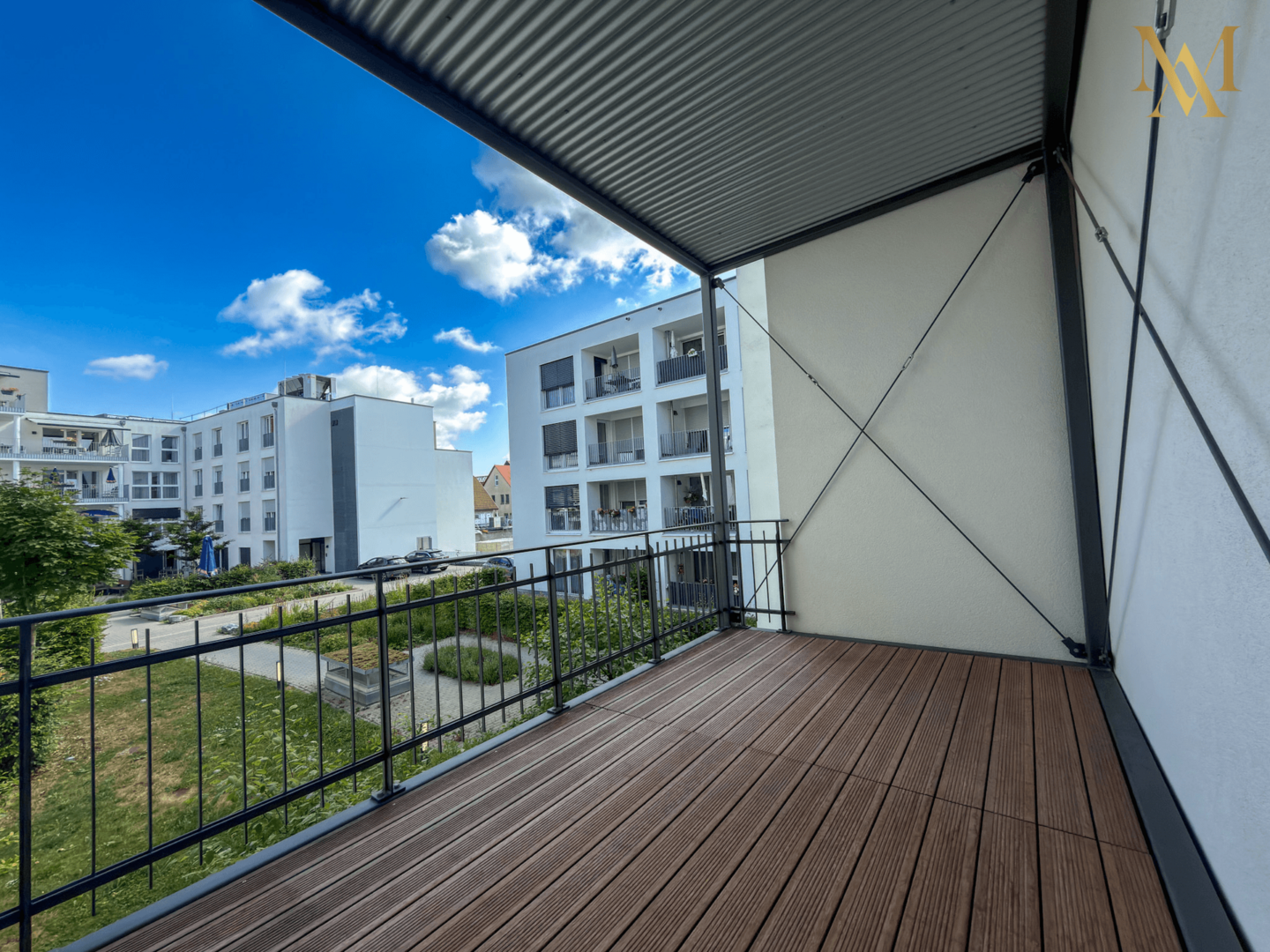 Balkon mit Blick auf die gepflegte Grünanlage