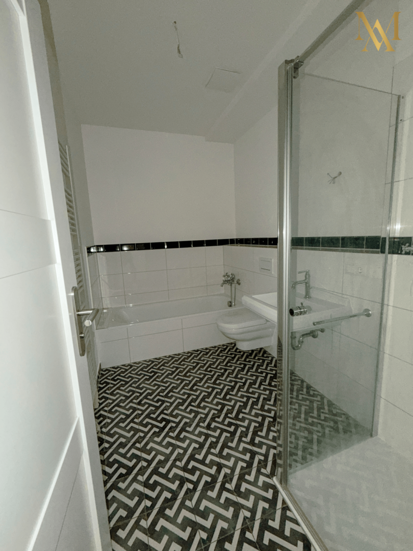 Bad mit Wanne und Dusche