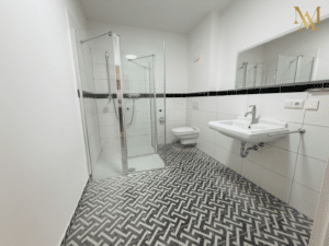 Zeitloses Bad mit Dusche