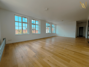 ... mit hellen Fensterfronten