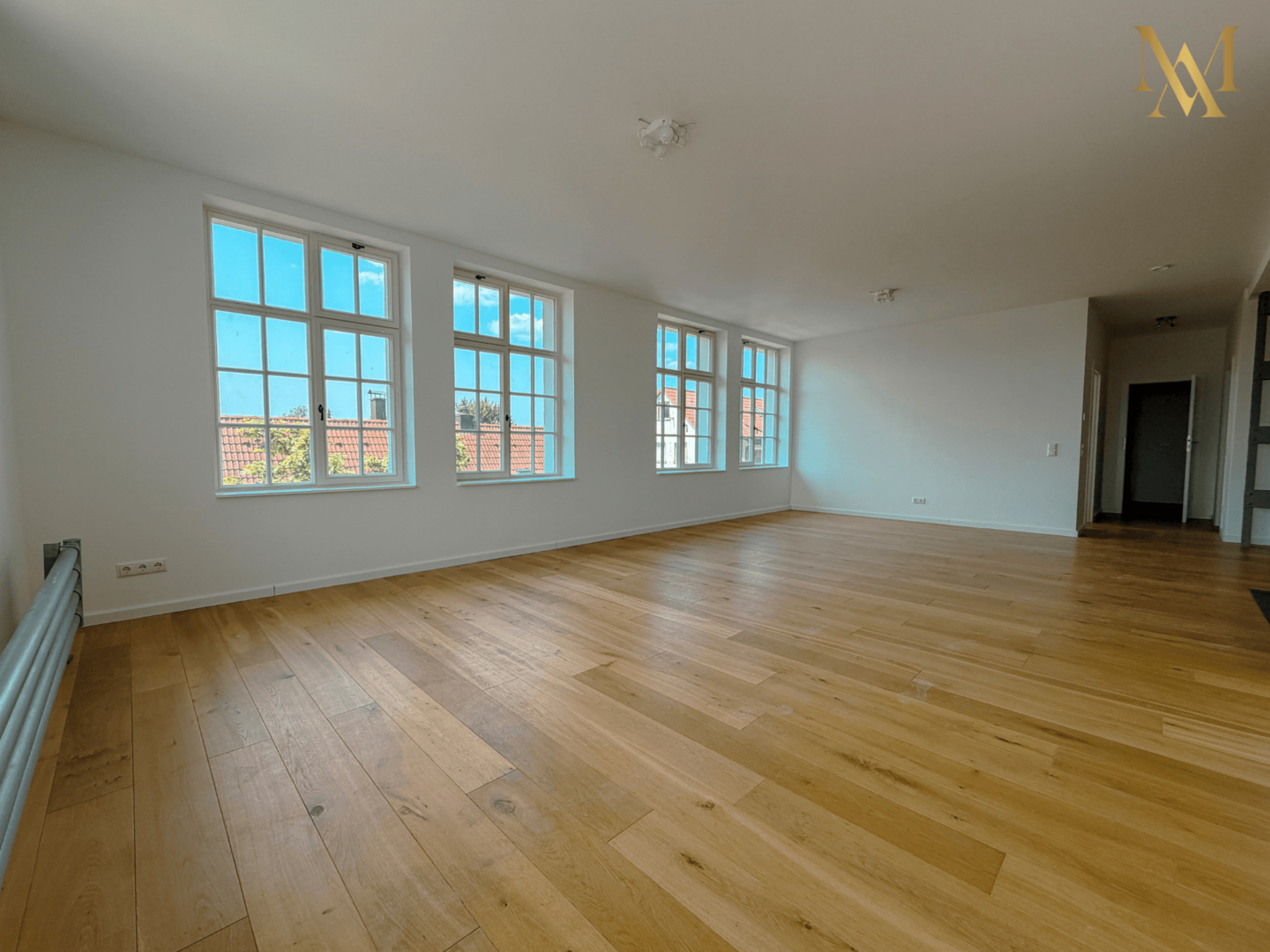 ... mit hellen Fensterfronten