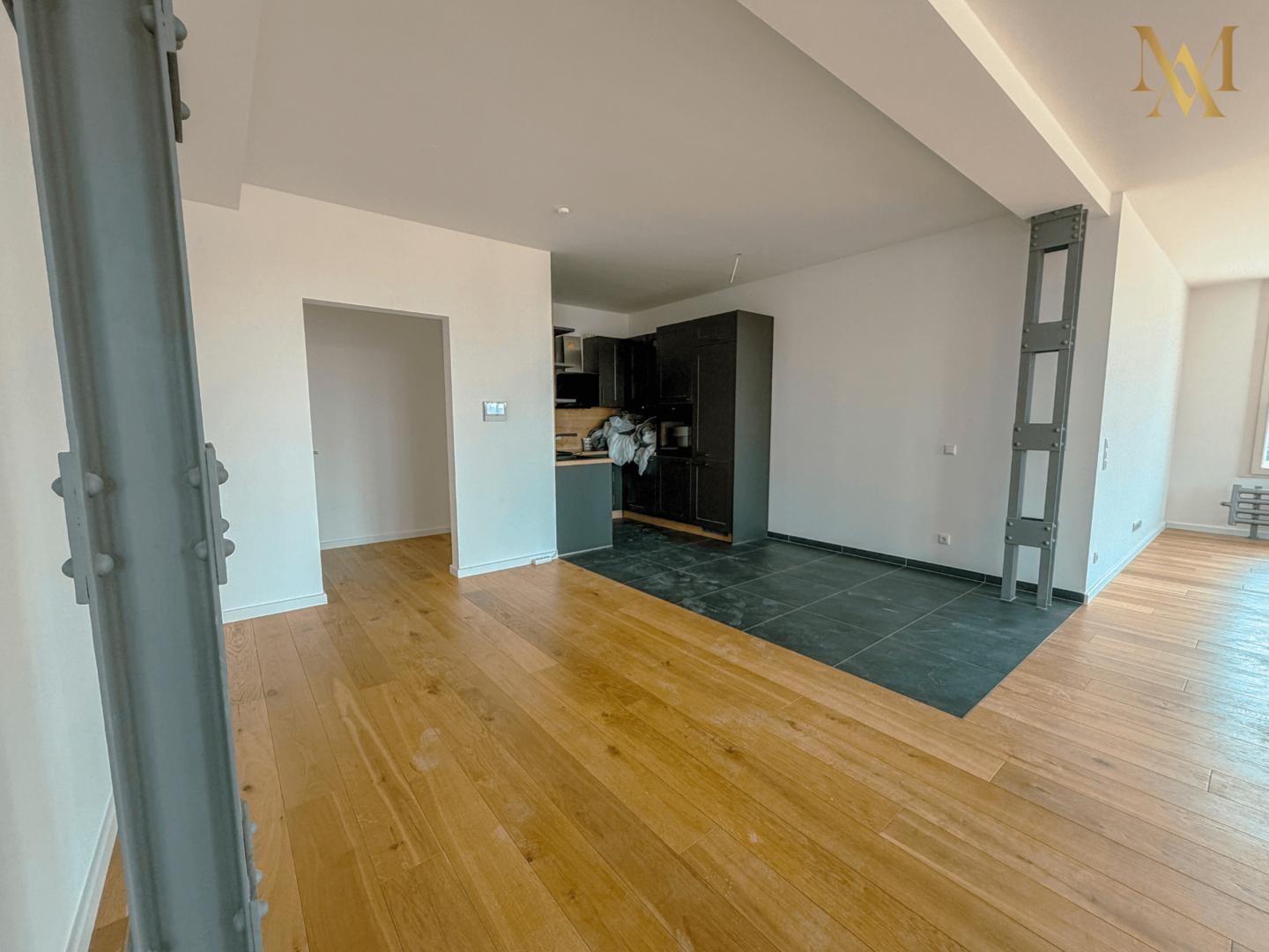 Offene Wohnküche mit Einbauküche