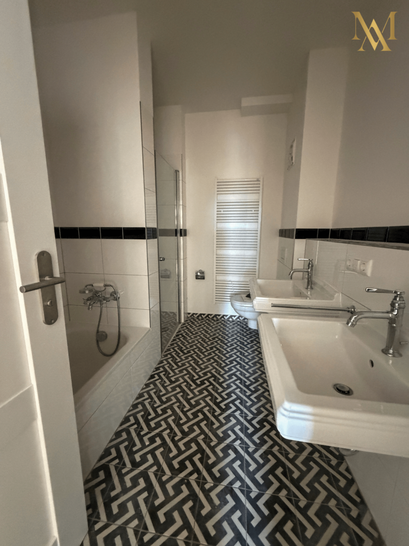 Modernes Bad mit Dusche und Badewanne
