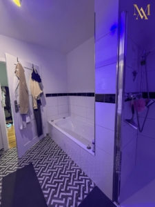 Das Badezimmer mit großer Dusche und Wanne