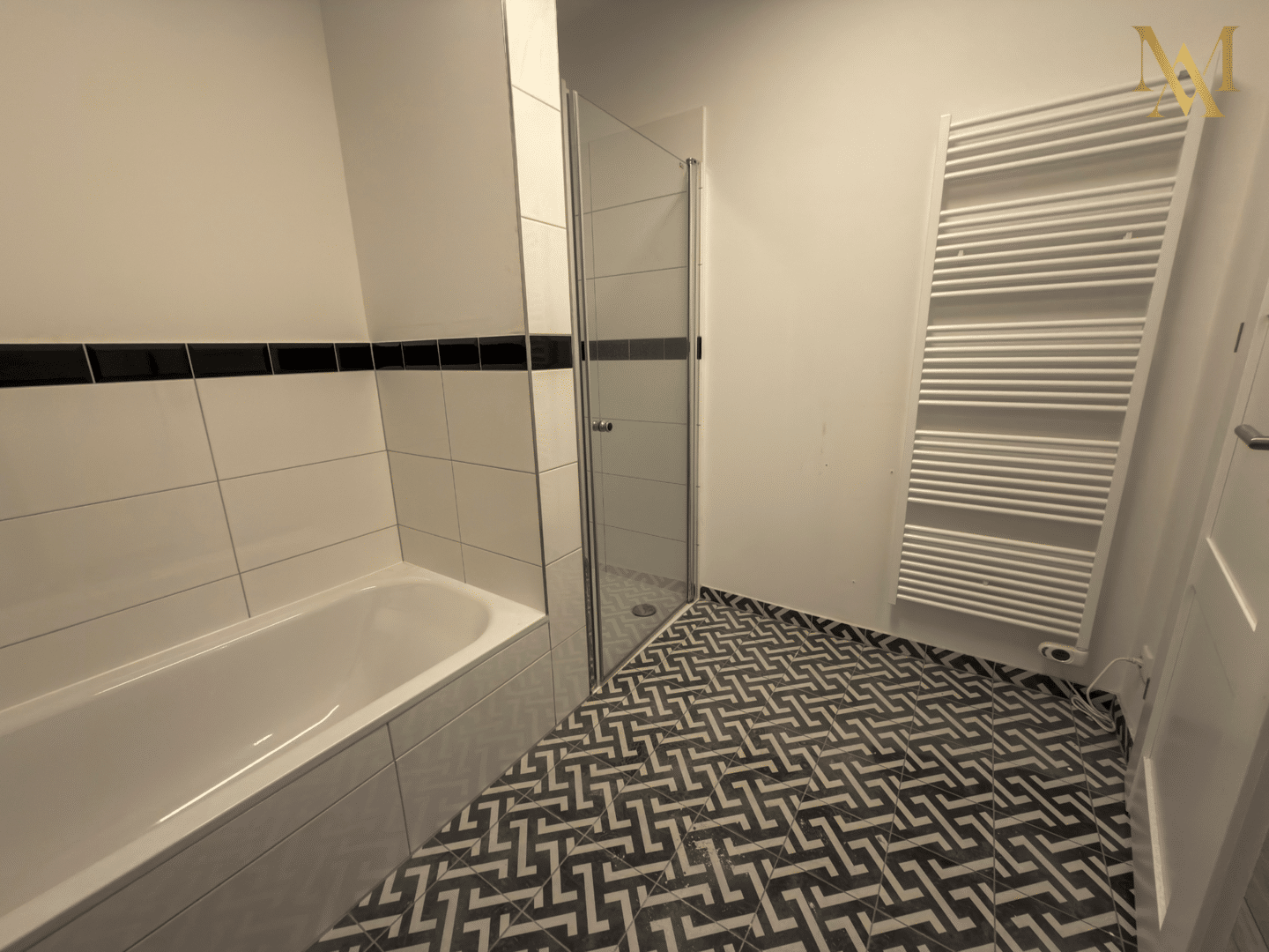 Bad mit Wanne und Dusche