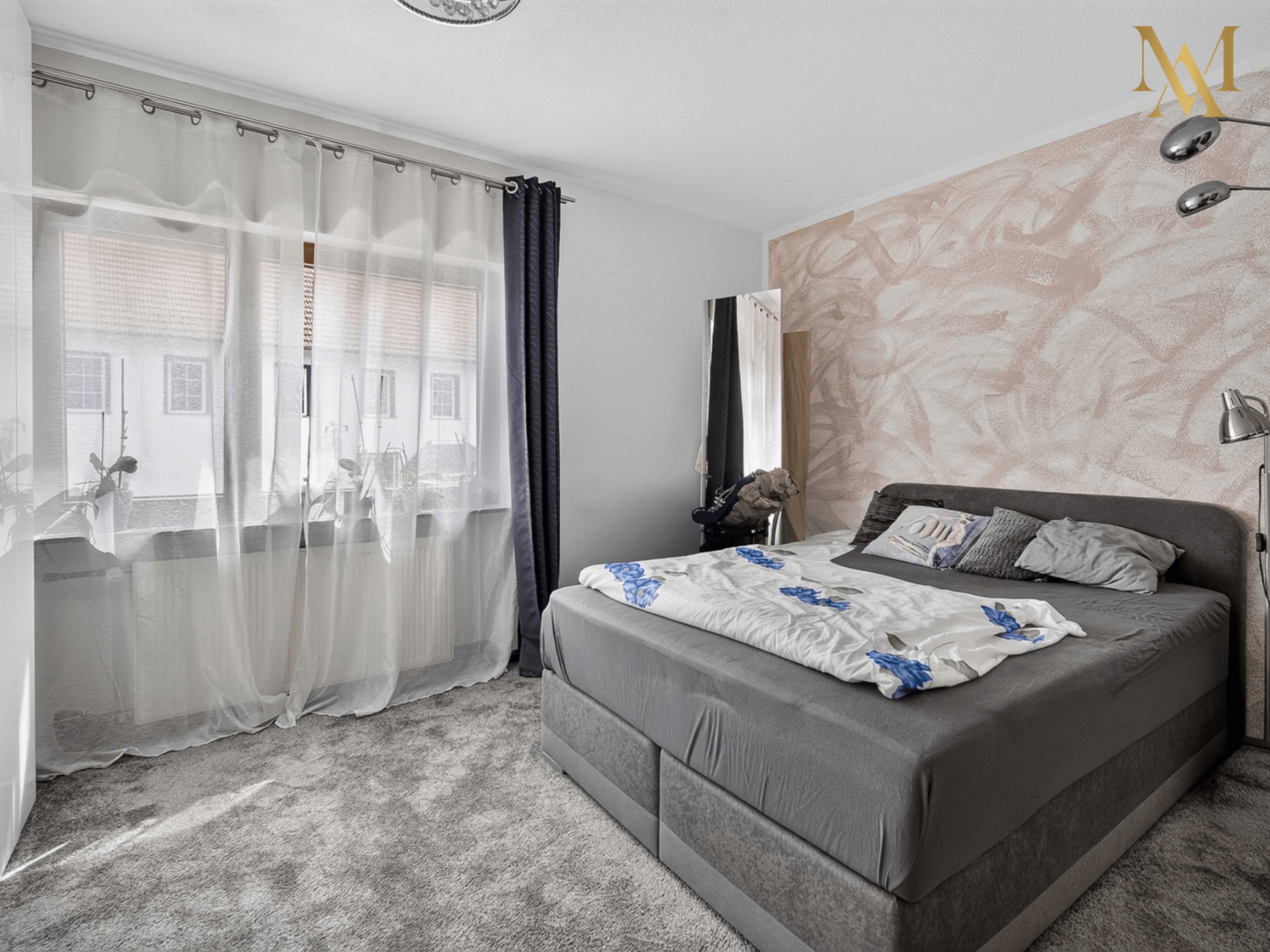 Das große und helle Schlafzimmer