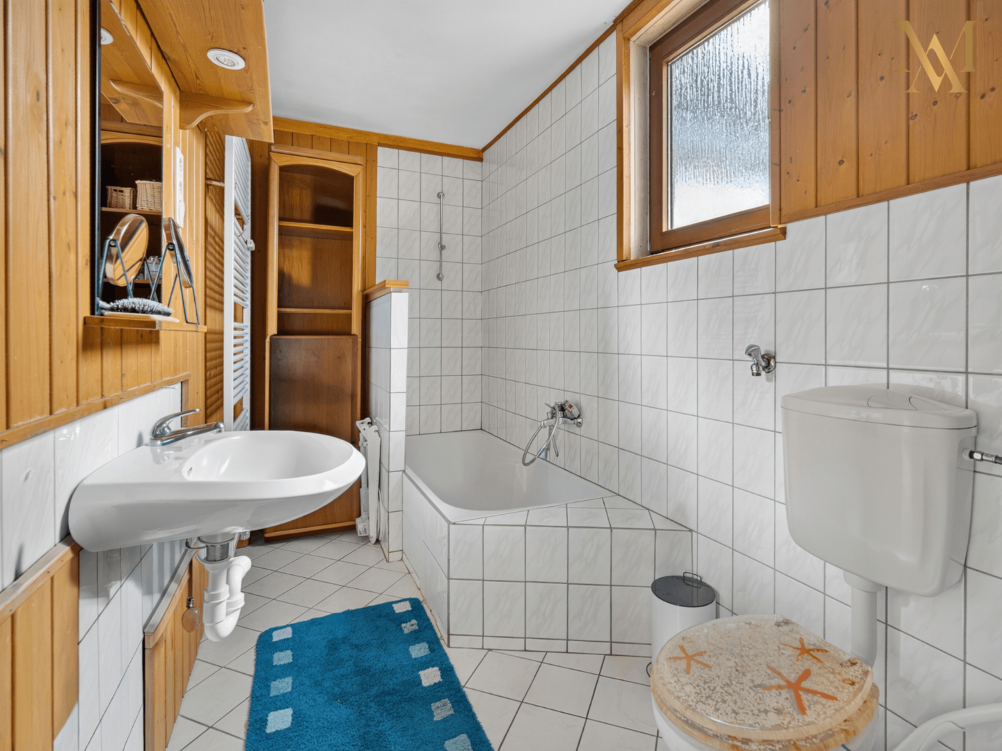 Tageslichtbad mit Badewanne