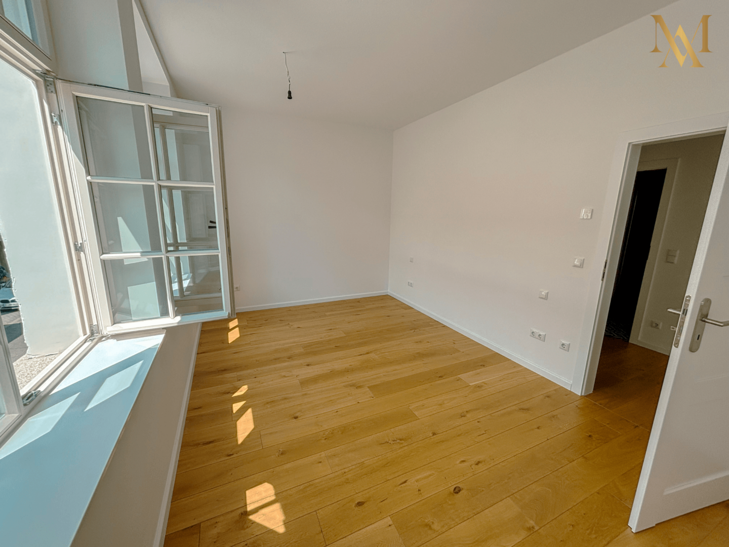 Helles Schlafzimmer mit großen Fensterflächen