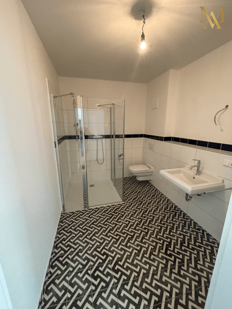 Modernes Bad mit Dusche